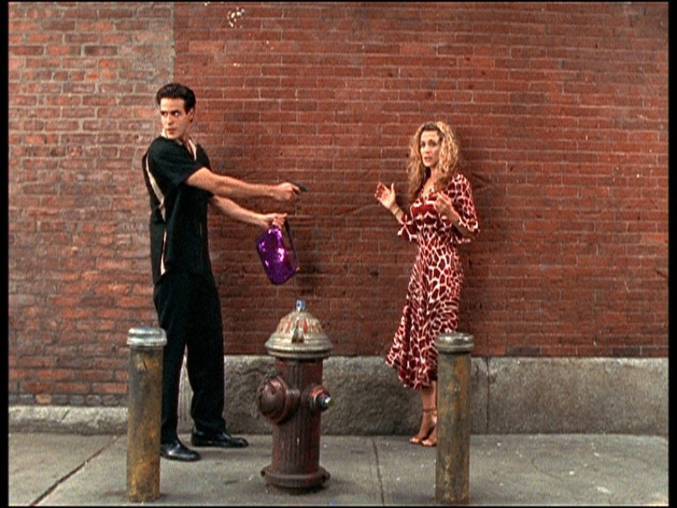 Auch das ist das Leben in Manhattan: In einer Seitenstraße wird Carrie (Sarah Jessica Parker, r.) ausgeraubt. - Bildquelle: Paramount Pictures