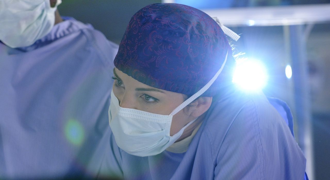 Um das Leben eines Jungen zu retten, entscheidet sich Alex (Erica Durance) dazu eine Operation durchzuführen, die eigentlich keinen Erfolg versprich... - Bildquelle: 2013  Hope Zee Two Inc.