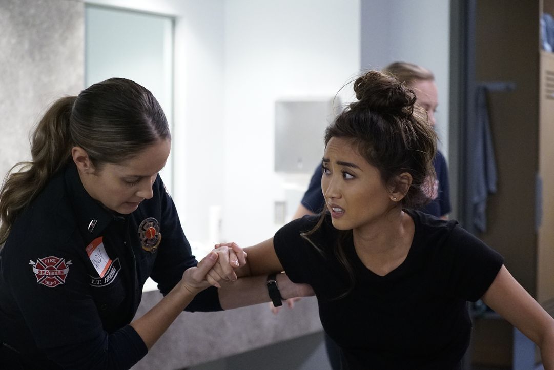 Andy Herrera (Jaina Lee Ortiz, l.); JJ (Brenda Song, r.) - Bildquelle: Kelsey McNeal © 2020 American Broadcasting Companies, Inc. All rights reserved. / Kelsey McNeal