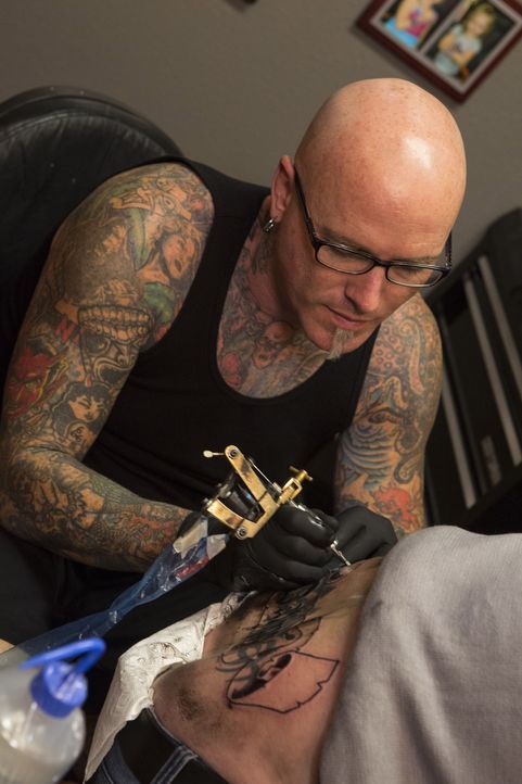Dirk weiß, dass jedes Tattoo eine Geschichte erzählt und ein Cover-up für viele eine wahre Erleichterung ist ... - Bildquelle: Richard Knapp 2014 A+E Networks, LLC