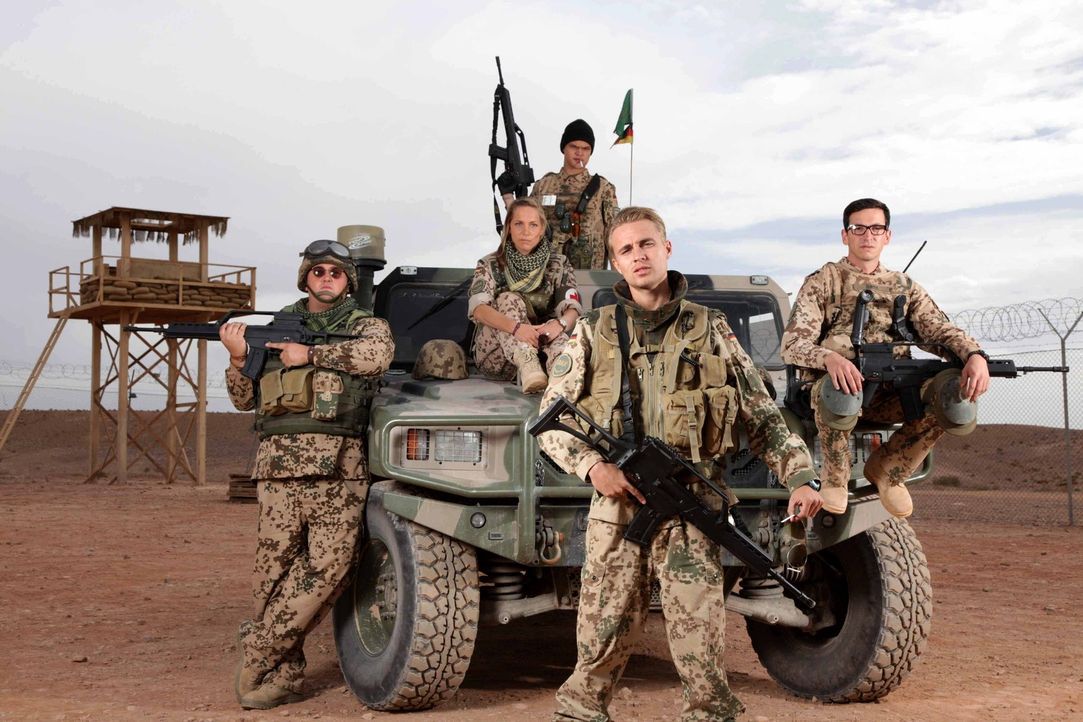 Willkommen im Krieg: Martin (Constantin von Jascheroff, vorne), (v.l.n.r.) Horstie (Daniel Zillmann), Nina (Jessica Richter), Tier (Wilson Gonzales... - Bildquelle: Sife Ddine ELAMINE ProSieben