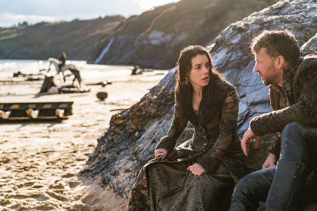 Nachdem Mary (Adelaide Kane, l.) zwischen den Wrackteilen ihres Schiffes am schottischen Strand zu Bewusstsein gekommen ist, übermittelt ihr Narciss... - Bildquelle: Bernard Walsh 2016 The CW Network, LLC. All rights reserved.