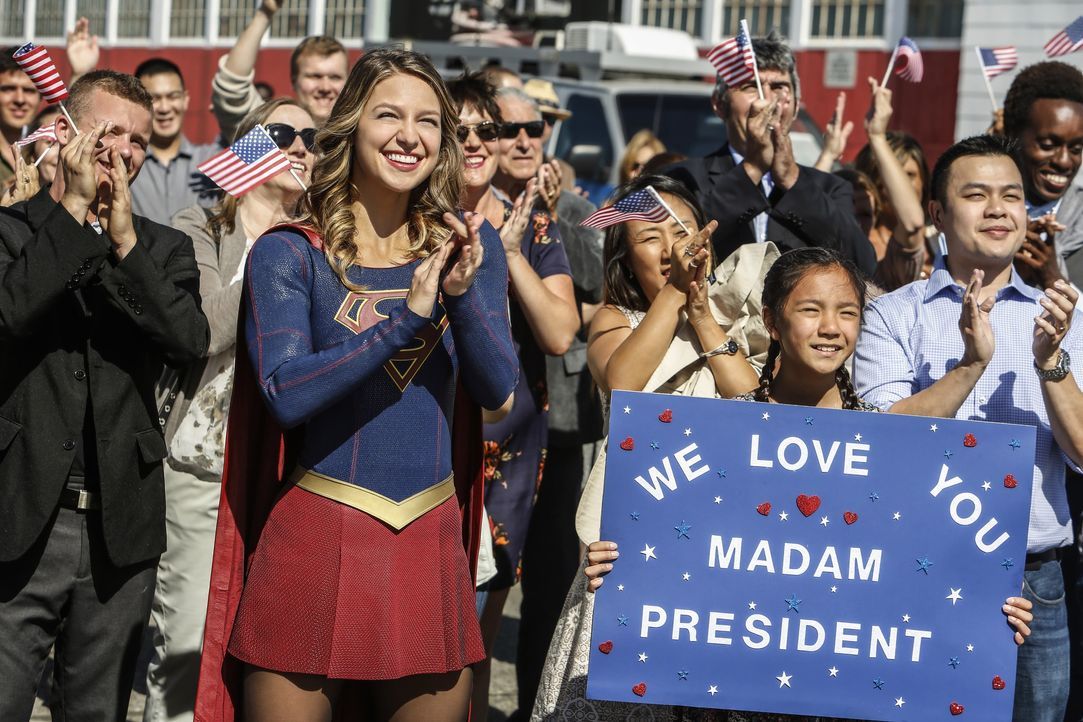 Supergirl (Melissa Benoist, l.), die selbst ursprünglich nicht von dem Planeten Erde stammt, könnte nicht glücklicher über die vereinende Rede der P... - Bildquelle: 2016 Warner Bros. Entertainment, Inc.