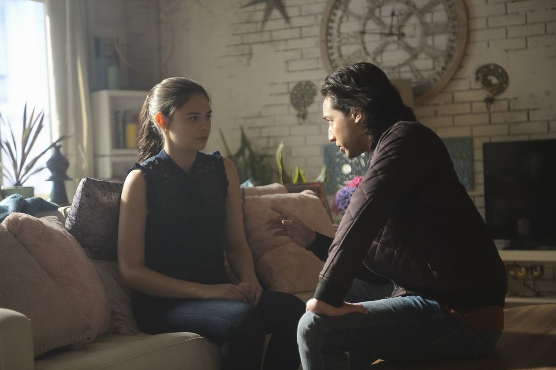 Nia Nal (Nicole Maines, l.); Querl (Jesse Rath, r.) - Bildquelle: Sergei Bachlakov 2018 The CW Network, LLC. All Rights Reserved.