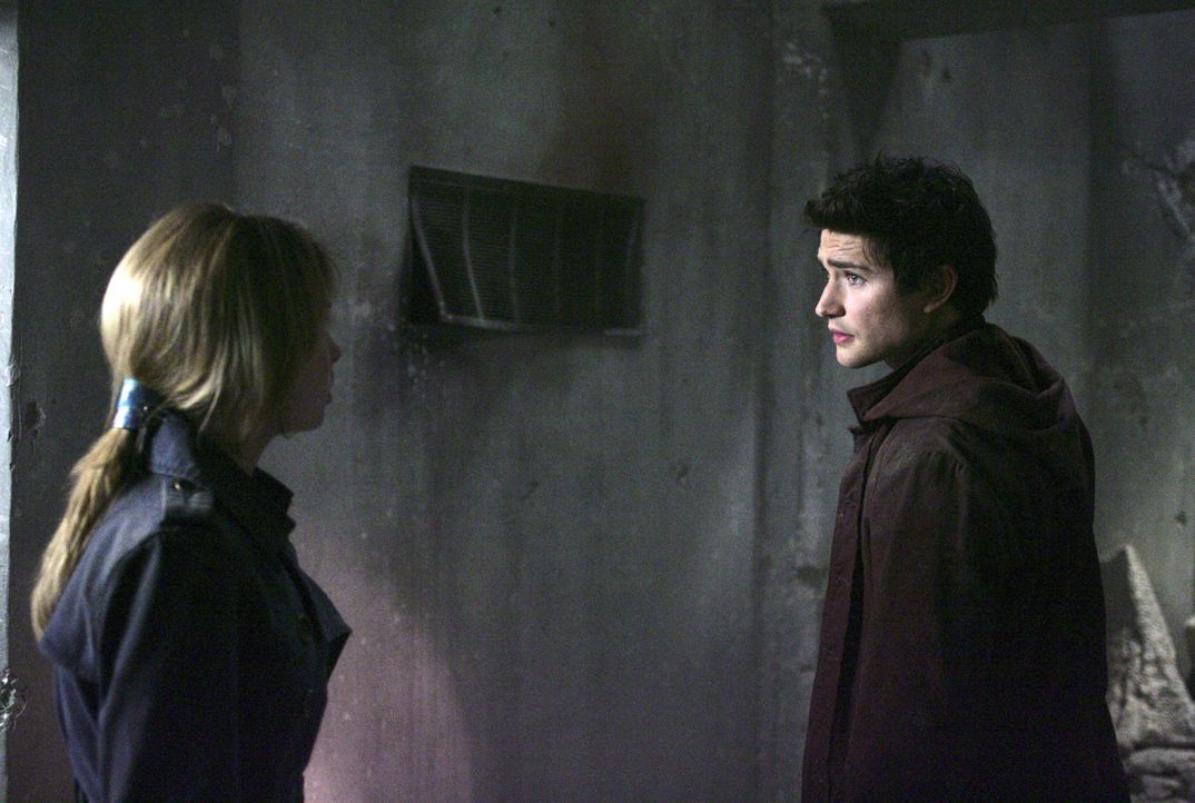 Amanda (Kirsten Prout, l.) hat schreckliche Angst. Doch auch Kyle (Matt Dallas, r.) spürt, dass sie sich in großer Gefahr befinden ... - Bildquelle: TOUCHSTONE TELEVISION