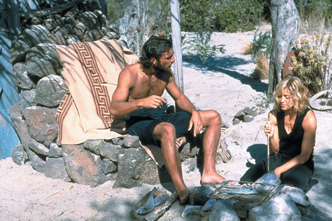 Die reiche, verwöhnte und dekadente Amber Leighton (Madonna, r.) macht mit Freunden einen Bootsausflug von Italien nach Griechenland. Sie ist jedoch... - Bildquelle: 2003 Sony Pictures Television International