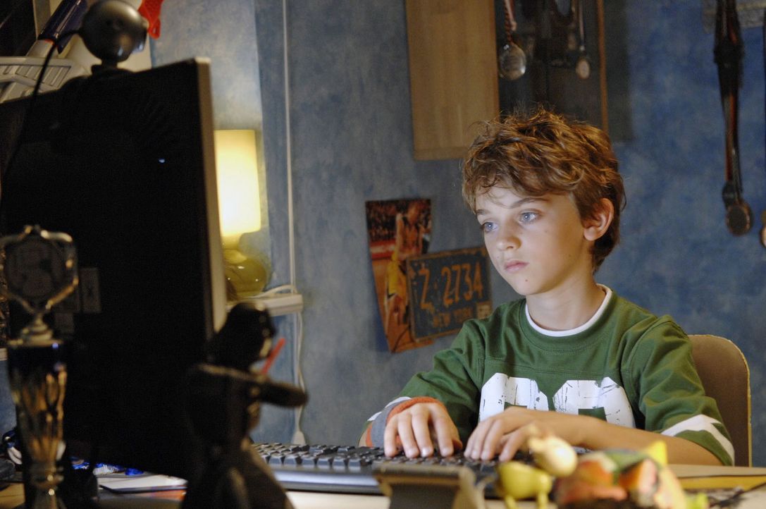 Oliver (Joel Eisenblätter) schaut in seinem Computer Videos von sich und seinem verstorbenen Vater an. - Bildquelle: Sat.1