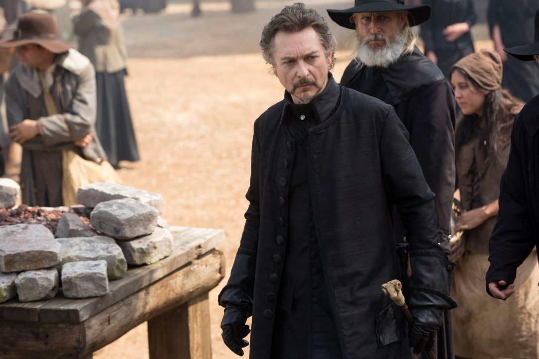 Während die Hexen in Salem sich neu aufstellen, begnadigt Hathorne (Jeremy Crutchley) Isaac. Mit welchen Hintergedanken? - Bildquelle: 2015 Fox and its related entities. All rights reserved.