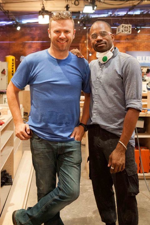 Matt M. (l.) möchte Bradley (r.) dabei helfen, außergewöhnliche Möbelstücke zu entwerfen - diese Woche gilt es, einen Schlaf-Traum zu kreieren ...... - Bildquelle: Warner Bros.