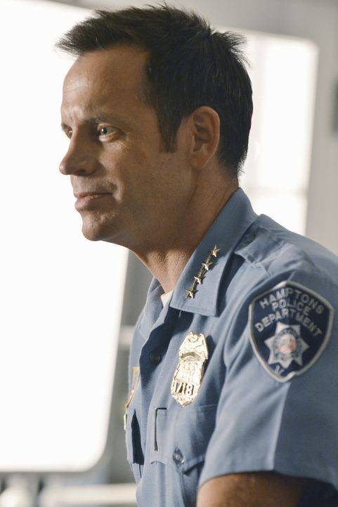 Der ehrgeizige Polizist Chief Brady (David Burke) ist stolz, endlich an einem richtigen Mordfall arbeiten zu dürfen ... - Bildquelle: 2012 American Broadcasting Companies, Inc. All rights reserved.