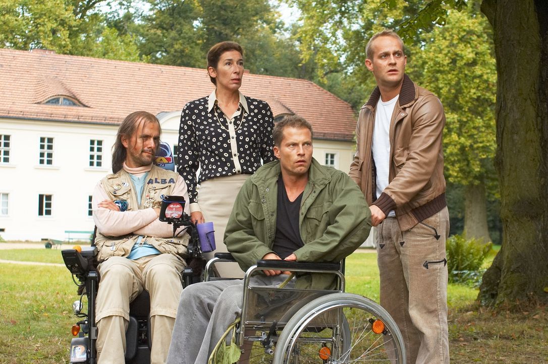 Ronnie (Christoph Maria Herbst, l.) findet heraus, dass sich Fred (Til Schweiger, 2.v.r.) mit Hilfe seines Freundes Alex (Jürgen Vogel, r.) nur als... - Bildquelle: Senator Film