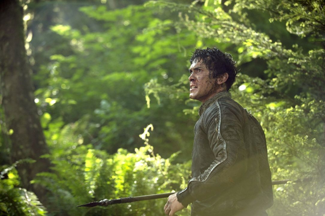 Während Bellamy (Bob Morley) mal wieder zum Gefangenen wird, kämpft Octavia ums Überleben ... - Bildquelle: 2014 Warner Brothers