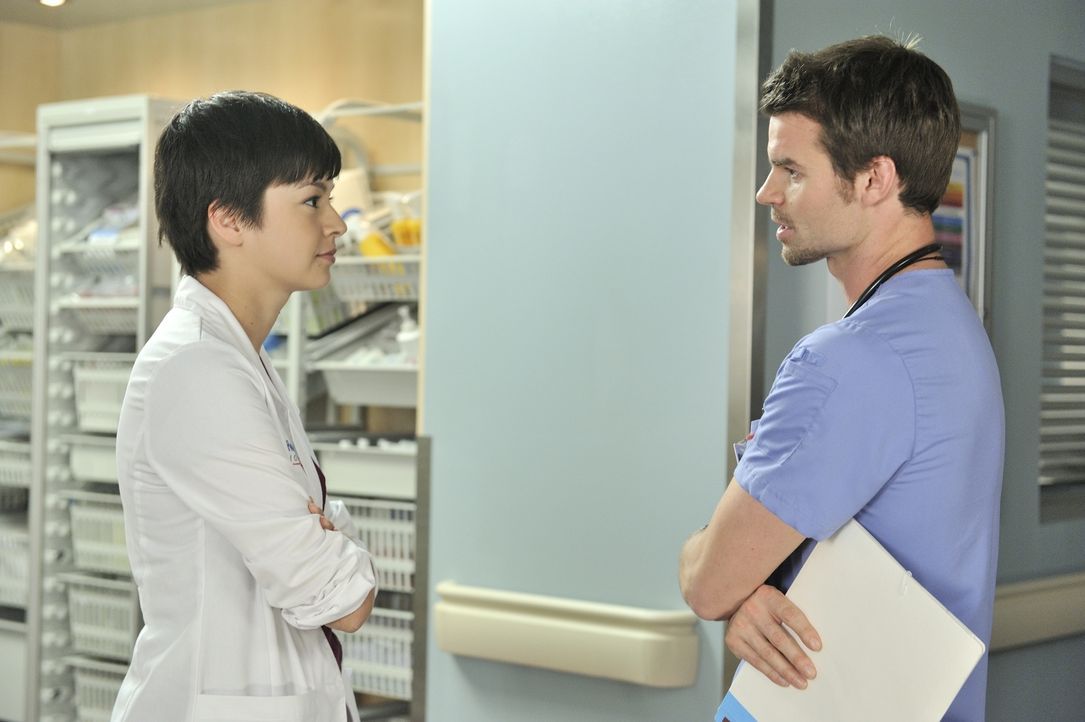Dr. Maggie Lin (Julia Taylor Ross, l.) möchte gern mehr Zeit mit Dr. Joel Goran (Daniel Gillies, r.) verbringen, doch möchte er das auch? - Bildquelle: 2012  Hope Zee One Inc.