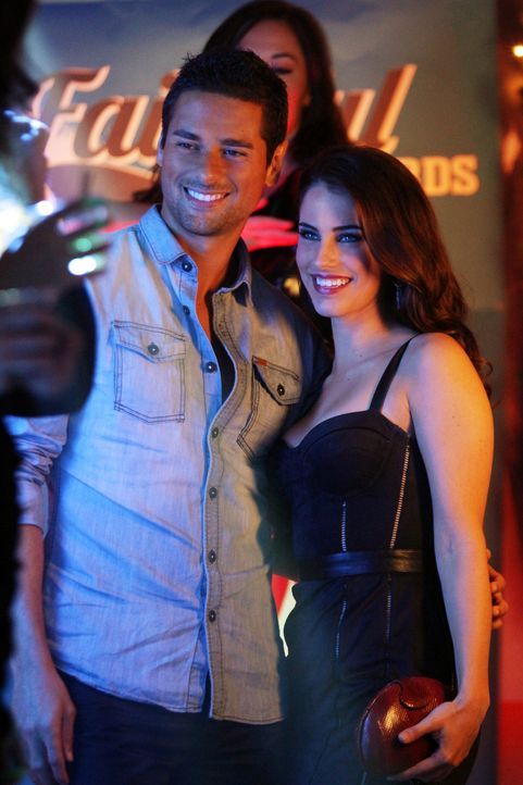 Adrianna (Jessica Lowndes, r.) nimmt Billy (J.R. Ramirez, l.) mit zu Dixons Party, um ihm eines auszuwischen. Wird ihr Plan aufgehen? - Bildquelle: 2012 The CW Network. All Rights Reserved.