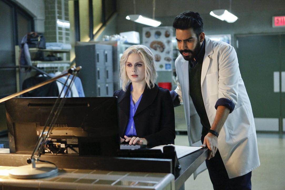 Liv (Rose McIver, l.) stellt Nachforschungen über Drake an und Ravi (Rahul Kohli, r.) gibt ihr den Tipp, sich von dem undurchsichtigen Zombie fernzu... - Bildquelle: 2014 Warner Brothers