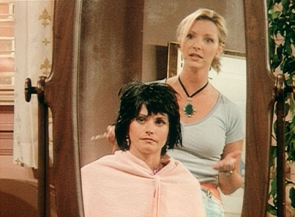 Endlich hat Monica (Courteney Cox, l.) Phoebe (Lisa Kudrow, r.) dazu überreden können, ihr eine neue Frisur zu verpassen. - Bildquelle: TM+  2000 WARNER BROS.