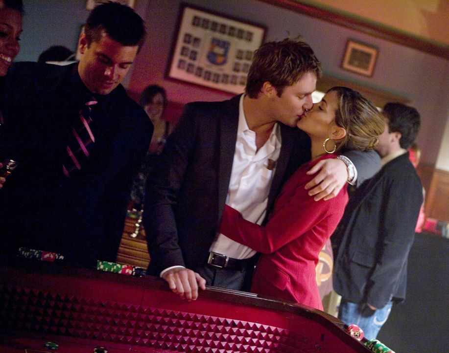 Freuen sich auf die Casino-Nacht der Verbindungen: Evan (Jake McDorman, M.) und Frannie (Tiffany Dupont, r.) ... - Bildquelle: 2008 ABC Family