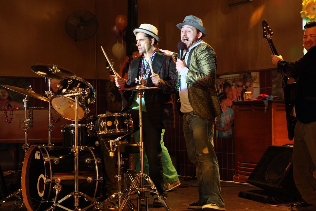 Die Partymacher unter den Ärzten: Archie (Scott Grimes, r.) und Tony (John Stamos, l.) ... - Bildquelle: Warner Bros. Television