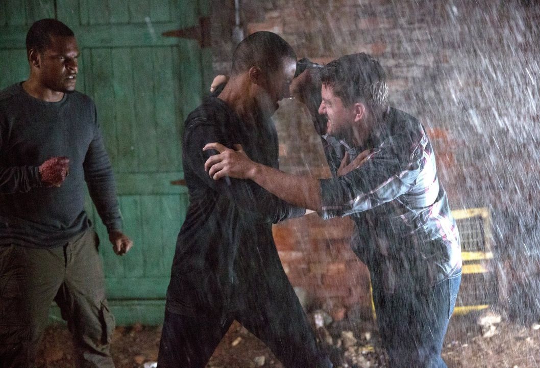 Im Kampf gegen die Werwölfe schreckt Marcel (Charles Michael Davis, M.) nicht einmal vor einer ungewöhnlichen Allianz zurück ... - Bildquelle: Warner Bros. Television