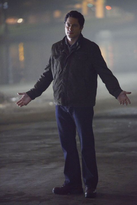 Steckt doch Sicherheitsmann Frank (David Conrad) hinter dem Anschlag? - Bildquelle: David Moir ABC Studios / David Moir