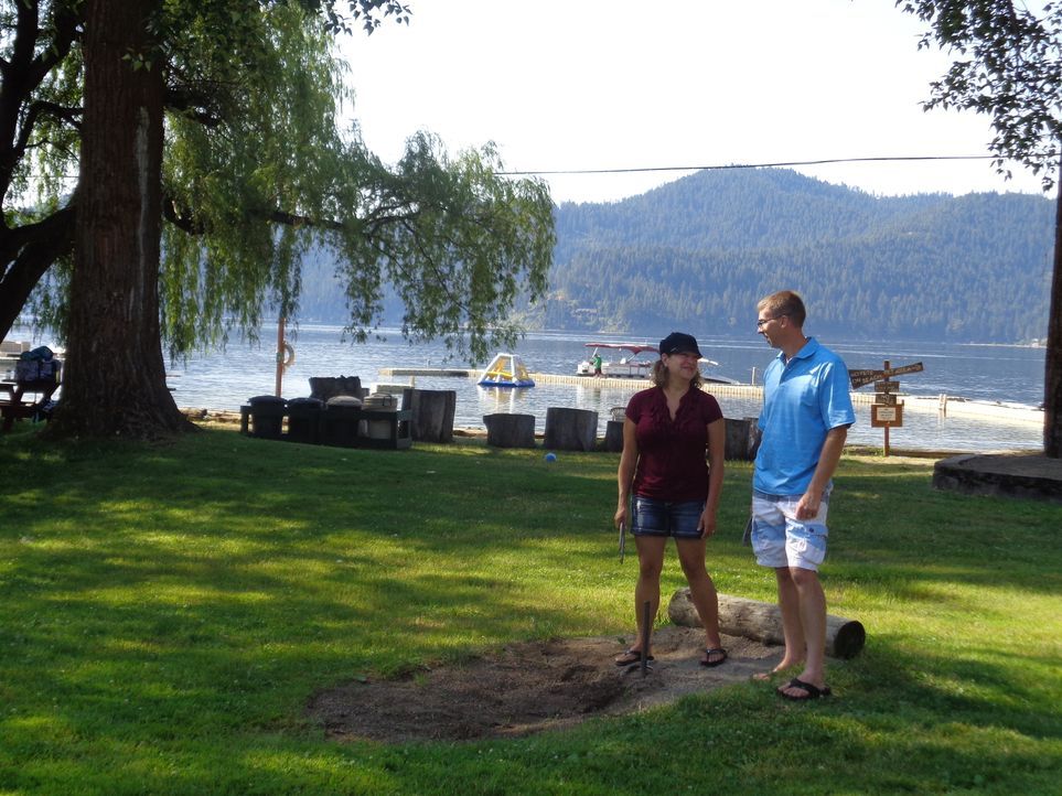 Mit nur 30 Minuten Entfernung von Zuhause ist der Deer Lake, Washington, die perfekte Option für Billie (l.) und Kevin (r.), um ein geeignetes Haus... - Bildquelle: 2015,HGTV/Scripps Networks, LLC. All Rights Reserved