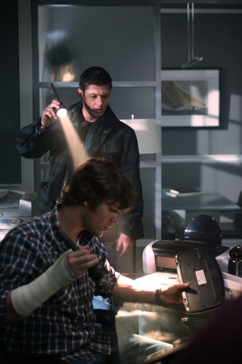 Sam (Jared Padalecki, vorne) und Dean (Jensen Ackles, hinten) müssen sich beeilen, wenn sie den nächsten Mord verhindern wollen ... - Bildquelle: Warner Bros. Television