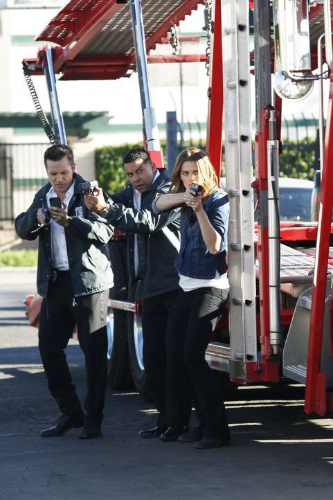 Ryan (Seamus Dever, l.), Esposito (Jon Huertas, M.) und Kate Beckett (Stana Katic, r.) bekommen gerade noch rechtzeitig mit, wie ein Verdächtiger da... - Bildquelle: Kelsey McNeal ABC Studios / Kelsey McNeal