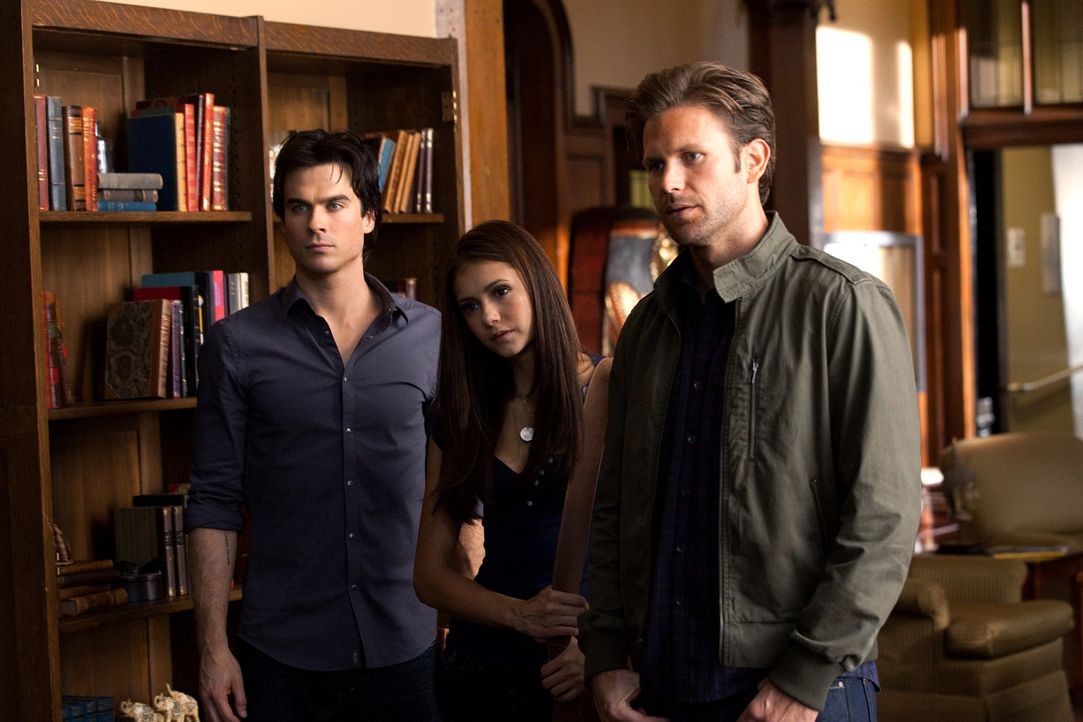 Damon (Ian Somerhalder, l.), Elena (Nina Dobrev, M.), und Alaric (Matt Davis, r.) machen sich auf den Weg zur Duke Universität, um dort Isobels Nac... - Bildquelle: Warner Brothers