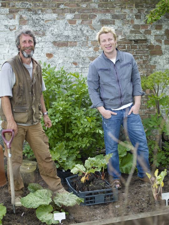 (2. Staffel) - Jamie Oliver (r.) hat den Garten seines Hauses in Essex in ein grünes Paradies verwandelt und zeigt, wie einfach jeder selber Gemüse... - Bildquelle: Fremantle