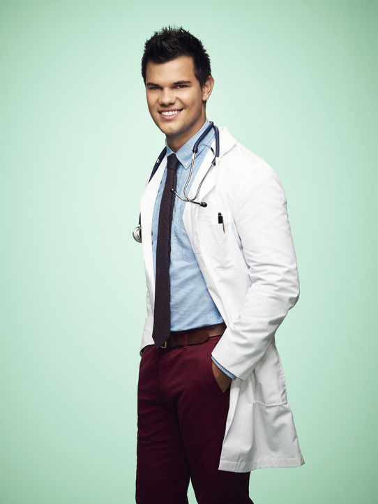 (2. Staffel) - Der äußerst attraktive Dr. Cassidy Cascade (Taylor Lautner) möchte die Vorstellung von Cathy Munsch, das amerikanische Gesundheitssys... - Bildquelle: Tommy Garcia 2016 Fox and its related entities.  All rights reserved.