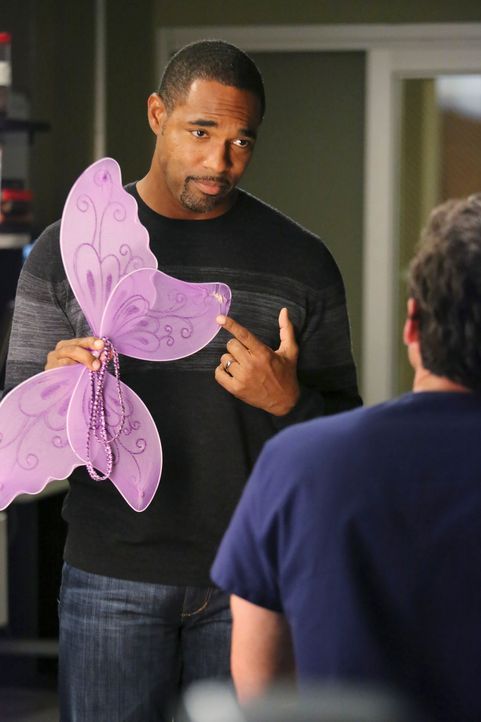 Ein Schmetterlingskostüm bringt Derek (Patrick Dempsey, r.) auf eine neue Operationsmethode, während Ben (Jason Winston George, l.) eine wichtige... - Bildquelle: ABC Studios