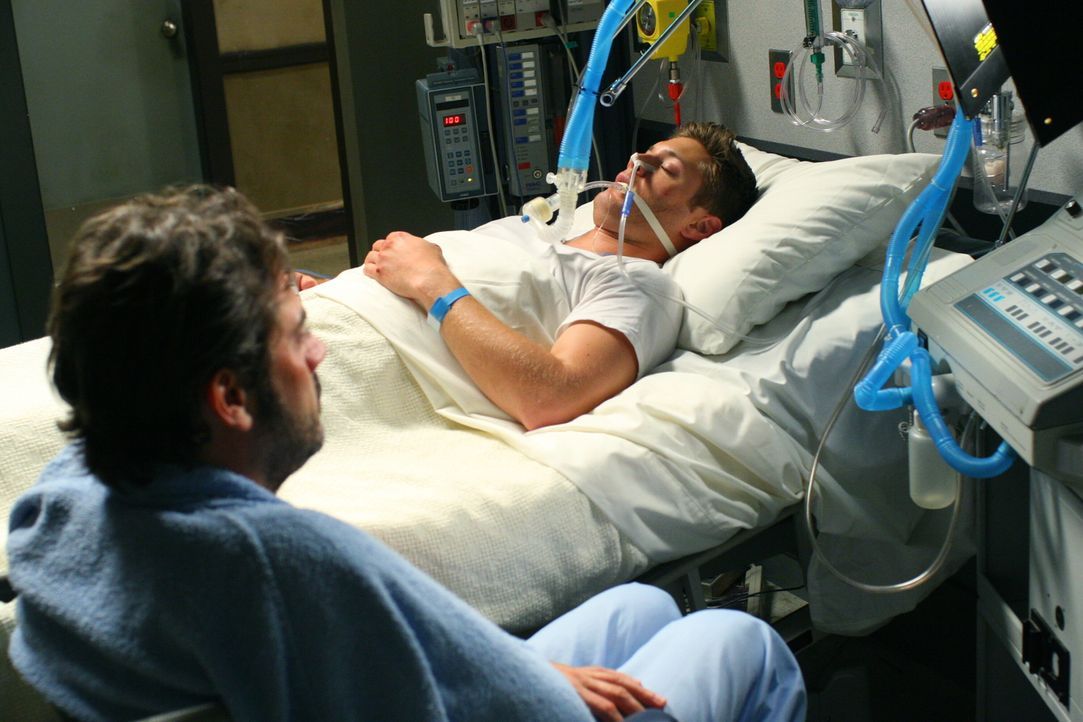 Weil er das Leben von Dean (Jensen Ackles, hinten) retten will, riskiert sein Vater John (Jeffrey Dean Morgan, vorne) sogar sein eigenes ... - Bildquelle: Warner Bros. Television