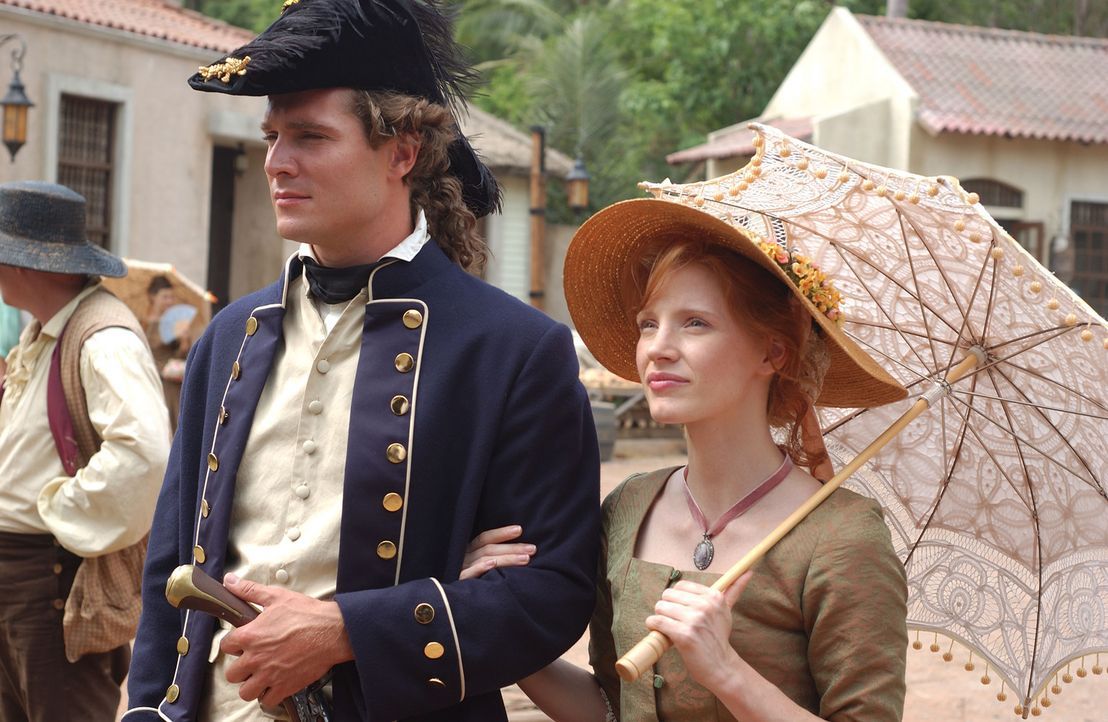 England im Jahre 1717 - der junge Lieutenant Robert Maynard (Mark Umbers, l.) erhält den gefährlichen Auftrag, den Piratenkapitän Hornigold und E... - Bildquelle: Hallmark Entertainment