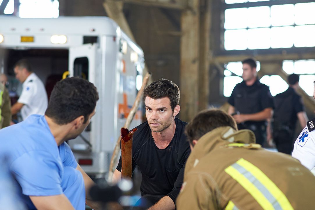 Joel (Daniel Gillies, M.) tut alles, um das Leben eines Freundes zu retten ... - Bildquelle: 2012  Hope Zee One Inc.