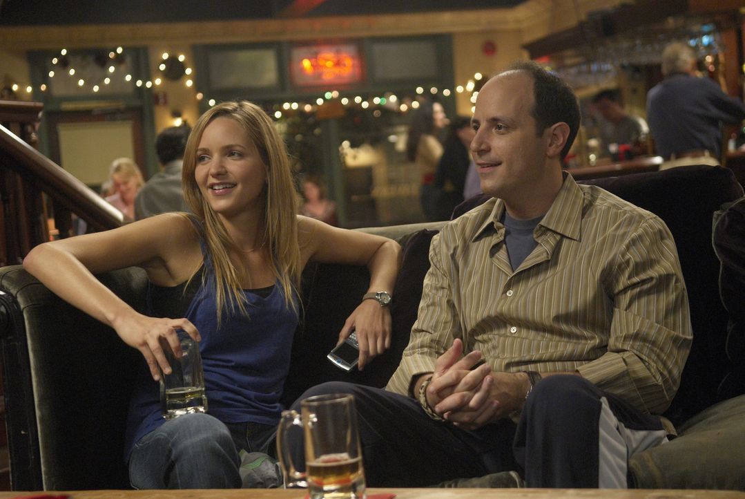 Kenny (Michael Bunin, r.) und P.J. (Jordana Spiro, l.) lassen den Abend in einer Bar ausklingen ... - Bildquelle: 2006 Sony Pictures Television Inc. All Rights Reserved.
