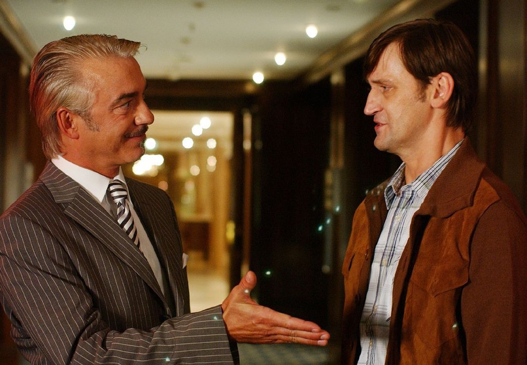 Wird Rainer (Ingo Naujoks, r.) den Pakt mit Lou Ziffer (Christoph M. Ohrt, l.) eingehen ...? - Bildquelle: Sat.1