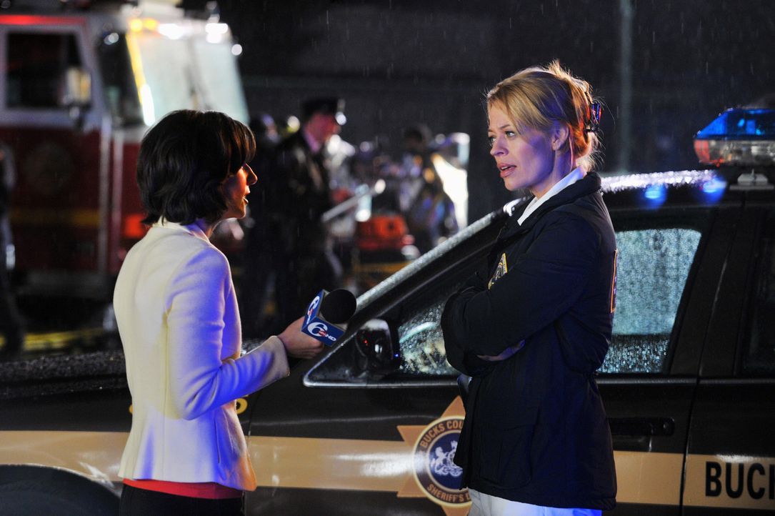 Die Reporterin Mandy Wells (Heather McComb, l.) will mehr Information von Dr. Kate Murphey (Jeri Ryan, r.) über die Ursache des Flugzeugabsturzes ... - Bildquelle: 2013 American Broadcasting Companies, Inc. All rights reserved.