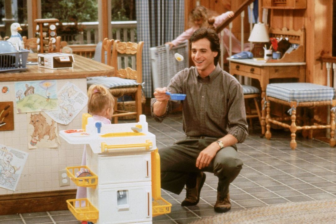 Während ein starker Nebel alle dazu zwingt im Haus zu bleiben, versucht Danny (Bob Saget, r.) die kleine Michelle (Mary-Kate/Ashley Olsen, l.) zu un... - Bildquelle: Warner Brothers Inc.