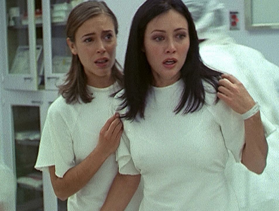 Phoebe (Alyssa Milano, l.) und Prue (Shannen Doherty, r.) müssen hilflos zusehen, wie ihre Schwester ins Koma fällt. - Bildquelle: Paramount Pictures