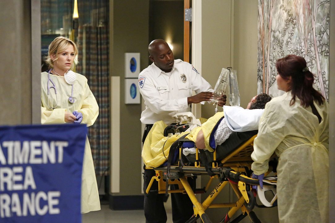 In einer großen Shopping Mall gab es eine Explosion. Arizona (Jessica Capshaw, l.) und ihre Kollegen geben alles, um die Verletzten zu retten ... - Bildquelle: ABC Studios