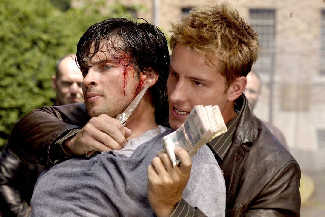 Clarks (Tom Welling, l.) Kidnapper müssen eingeschüchtert werden, damit ihn Oliver (Justin Hartley, r.) freikaufen kann. Da ist ein bisschen Gewalt... - Bildquelle: Warner Bros.