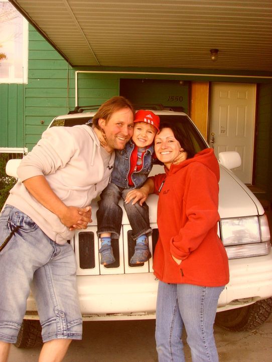 Thomas (l.) und Katrin (r.) Ebersbach wandern mit ihrem vierjährigen Sohn Vincent (M.) vom sächsischen Ellefeld nach Kanada aus ... - Bildquelle: kabel eins