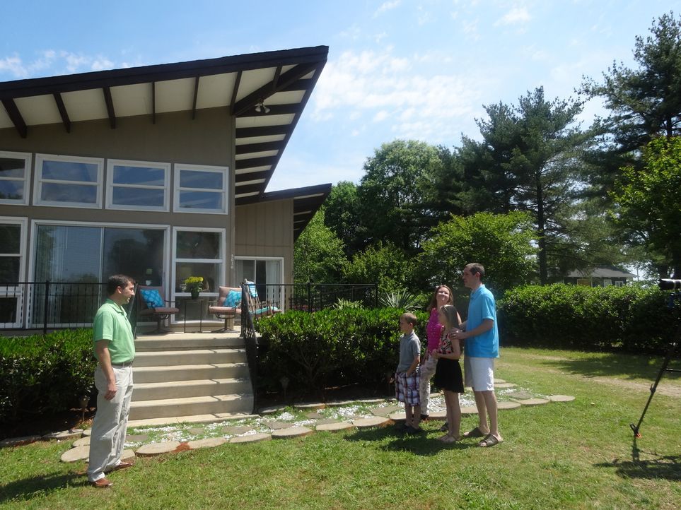 Am Lake Norman, North Carolina, suchen Michelle (2.v.r.) und Dan (r.) mit ihren beiden Kindern ein preisgünstiges Domizil direkt am See. Eric Taylor... - Bildquelle: 2015,HGTV/Scripps Networks, LLC. All Rights Reserved