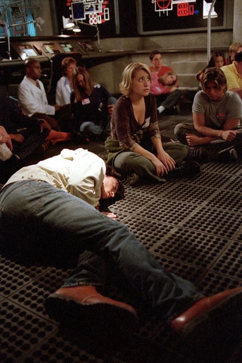 Schafft es Clark (Tom Welling, vorne liegend) Chloe (Allison Mack, M.) und die anderen zu retten? - Bildquelle: Warner Bros.