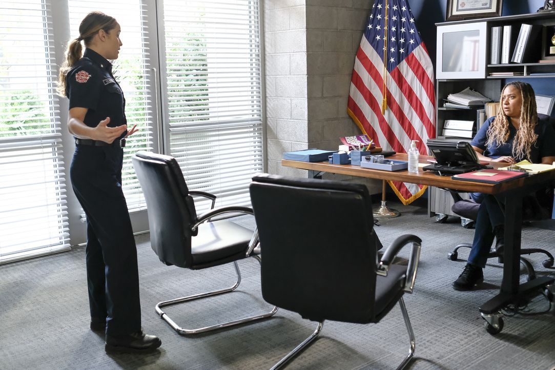 Andy Herrera (Jaina Lee Ortiz, l.); Dr. Diane Lewis (Tracie Thoms, r.) - Bildquelle: Ron Batzdorff © 2021 American Broadcasting Companies, Inc. All rights reserved. / Ron Batzdorff