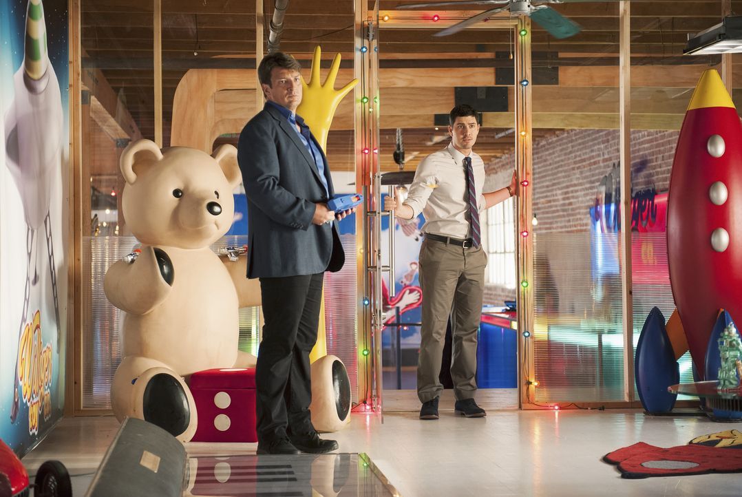 Castle (Nathan Fillion, l.) muss herausfinden, wer den CEO einer großen Spielzeugfirma in Montreal umgebracht hat. Kann Matt Monroe (Brian Tichnell,... - Bildquelle: ABC Studios