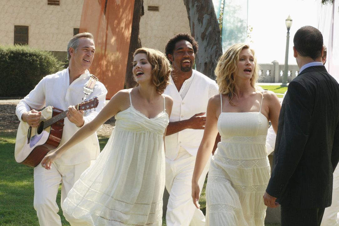 In der Vision ist die Welt noch in Ordnung: Taylor (Natasha Henstridge, 2.v.r.) tanzt mit Freude um Eli (Jonny Lee Miller, r.) herum ... - Bildquelle: Disney - ABC International Television