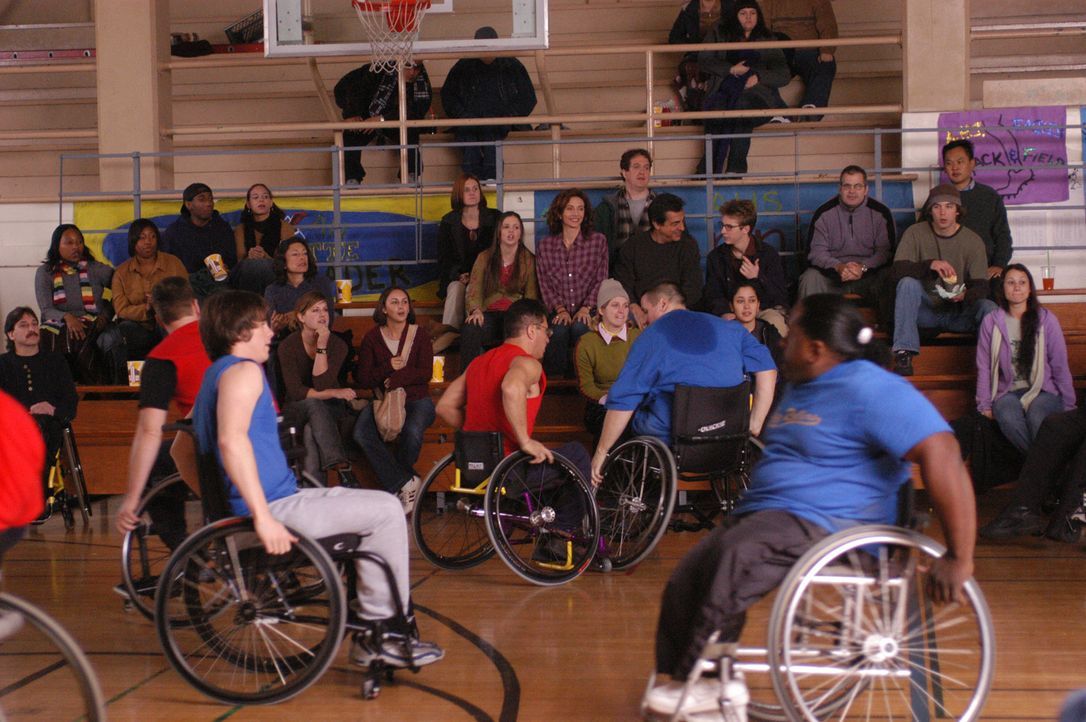 Kevin wird von Will in eine Sporthalle mitgenommen, wo Rollstuhlfahrer Basketball spielen. Wegen diese &#8222;Maßnahme&#8222; kommt es zwischen Vat... - Bildquelle: Sony Pictures Television