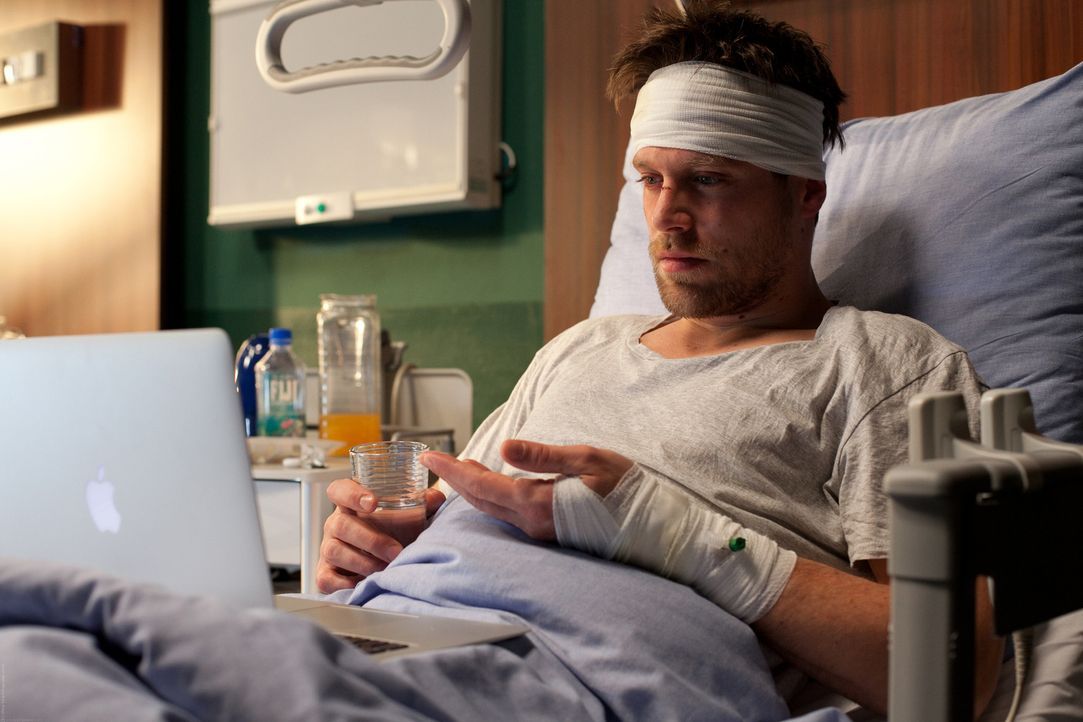Die Zeit im Krankenhaus ist für Felix (Ken Duken) tierisch langweilig, bis sein Kumpel ihm einen Laptop zukommen lässt ... - Bildquelle: Chris Hirschhäuser TM &   TURNER BROADCASTING SYSTEM. A TIME WARNER COMPANY. ALL RIGHTS RESERVED.