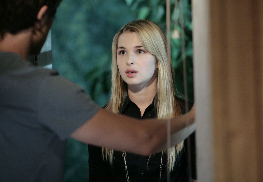 Damit niemand etwas erfährt, muss sich Amanda (Kirsten Prout, r.) bei Kyle (Matt Dallas, l.) verstecken ... - Bildquelle: TOUCHSTONE TELEVISION